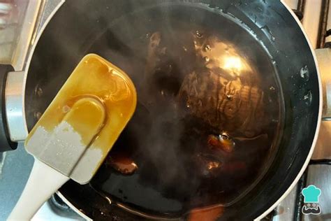 Foto de la chancaca disolviéndose en una olla con especias aromáticas