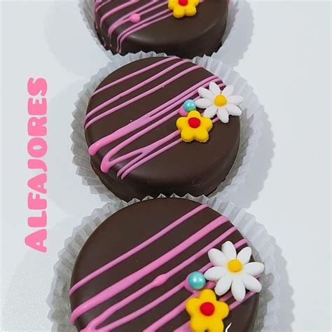 Variedad de alfajores decorados, destacando la versatilidad de la galleta base.