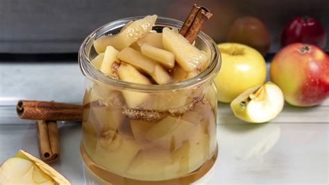 Una variedad de ingredientes: plátanos maduros, compota de manzana, semillas de chía, harina de garbanzo y aquafaba.
