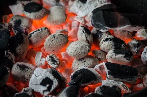 Montón de carbón vegetal encendiéndose para una barbacoa