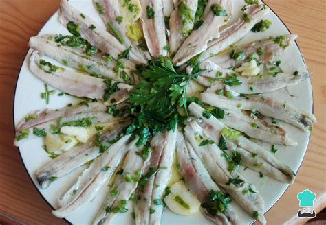 Boquerones frescos en una bandeja, listos para hornear