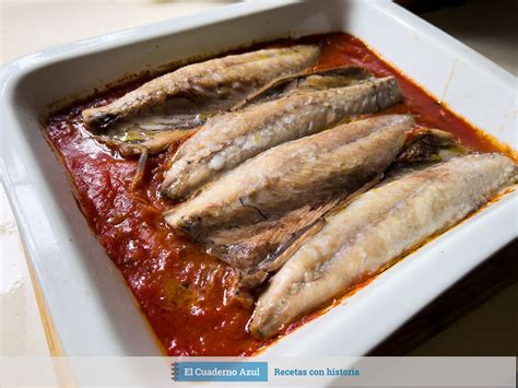 Boquerones al horno con rodajas de cebolla y tomate