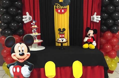 Foto de una mesa de cumpleaños temática de Mickey Mouse