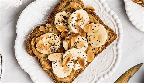 Sándwich de pan integral con mantequilla de maní y plátano