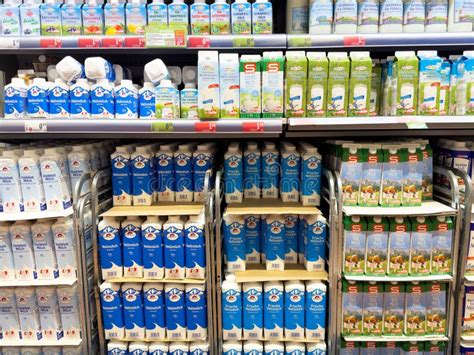 Variedad de maquetas de cajas de leche con diferentes diseños