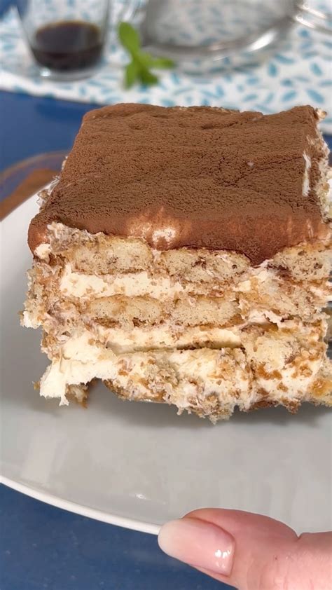 Tiramisú sin huevo con capas de bizcochos y crema