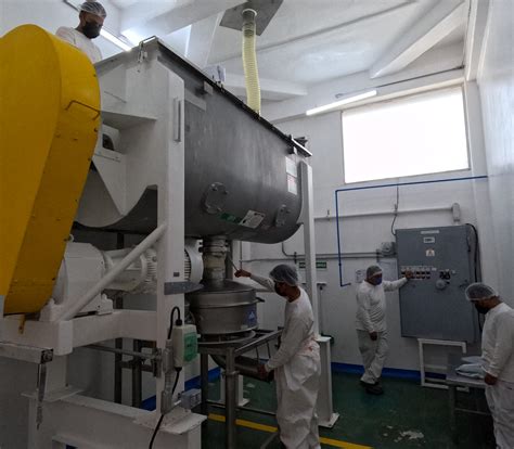 Foto detallada del proceso de mezclado envolvente con espátula