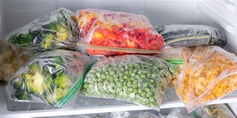 Comparativa visual de verduras frescas y congeladas, destacando la preservación de nutrientes en cada caso.