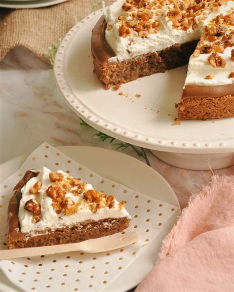 Torta de nuez decorada con crema chantilly y praliné