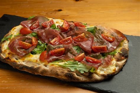 Corte transversal de masa de pizza romana con estructura alveolada