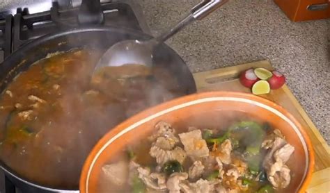 Plato de Caldillo Duranguense servido con su guarnición de arroz