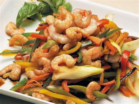 Plato de camarones y ostiones salteados con vegetales frescos