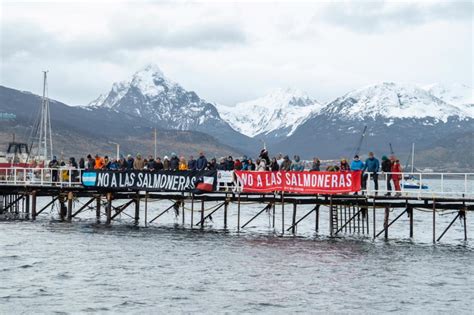 Manifestación de la comunidad contra una salmonera en Chile