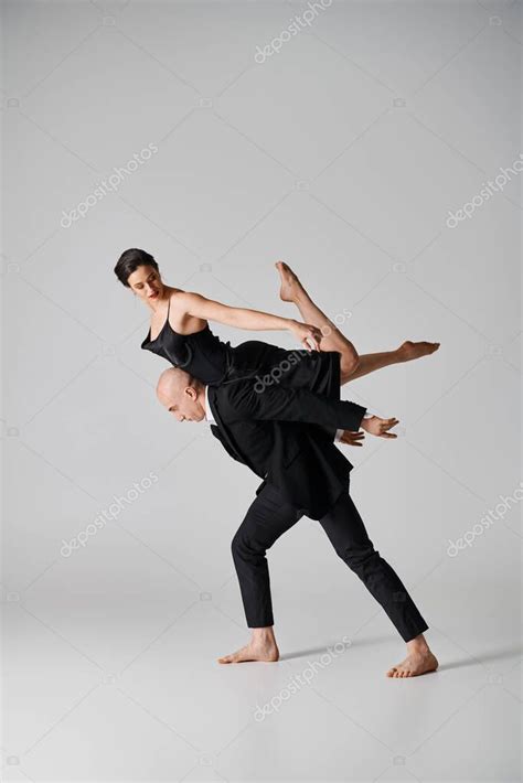 Fotografía de una pareja realizando una figura acrobática característica del estilo caleño frente a una pareja bailando estilo circular cubano para mostrar el contraste