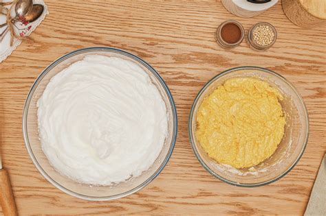 Proceso de batido de yemas y claras para bizcocho