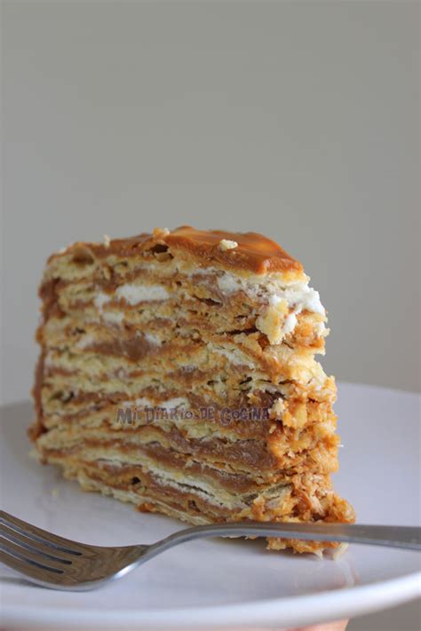 Torta de hojarasca armada con capas de manjar, crema y mermelada