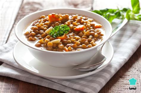 Variedad de platos elaborados con lentejas: sopa, ensalada, guiso, hamburguesa