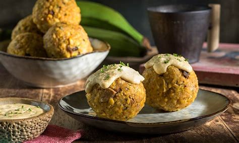 Bolones de verde recién preparados con queso