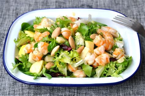 Ensalada gourmet de bogavante, langostinos, lechuga y frutos secos