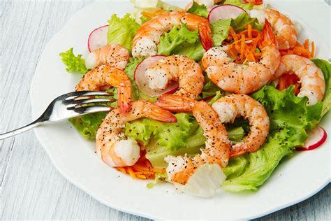 Ensalada de gambas, patata, centollo y granada con lechuga como base