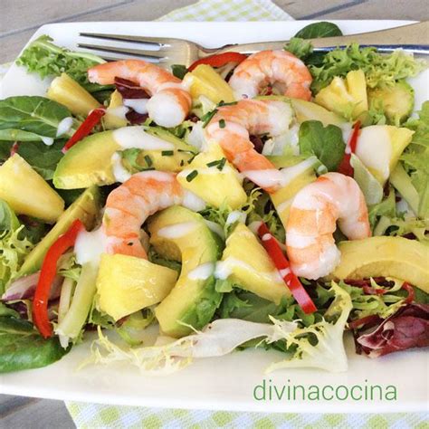 Ensalada tropical de marisco con langostinos, aguacate, piña y lechuga