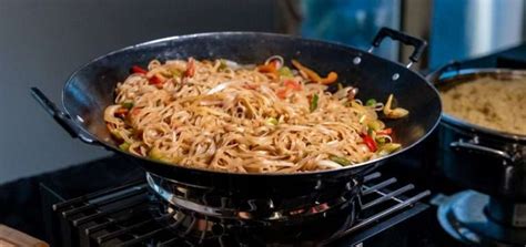 Esquema o fotografía de un wok y su uso