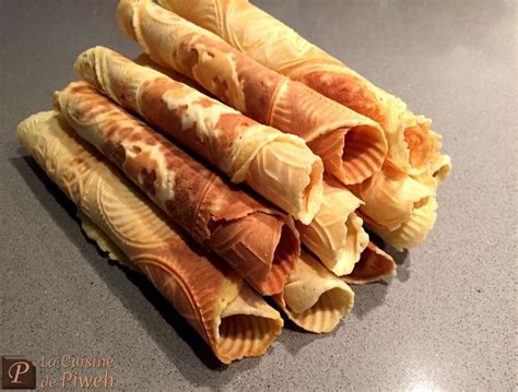Foto de bricelets recién hechos, apilados o presentados de forma atractiva