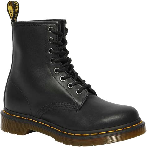 Botas Dr. Martens clásicas con enfoque en su robustez y costura amarilla