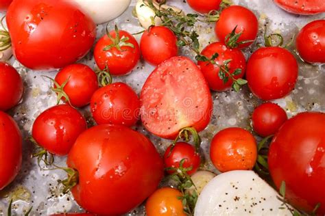 Tomates maduros frescos listos para asar