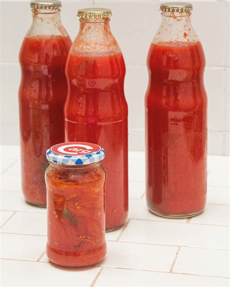 Frascos de salsa de tomate al horno envasados