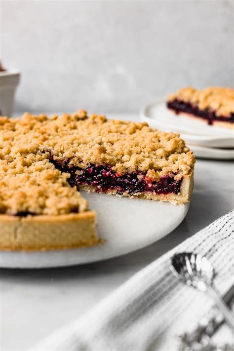 Tarta de miga recién horneada con crumble dorado