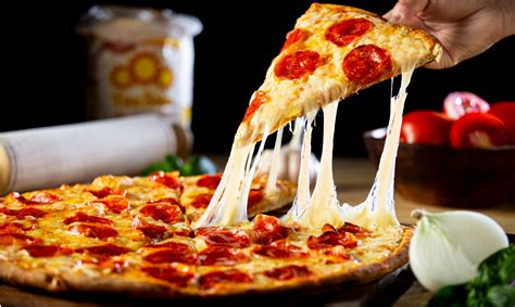 Foto de una apetitosa pizza familiar con un ingrediente a elección y queso mozzarella fundido.
