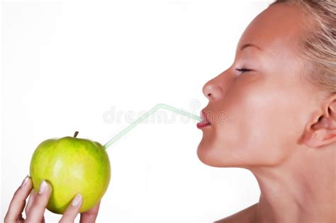 Mujer bebiendo zumo de manzana con piel radiante