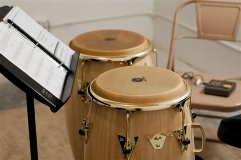 Foto de congas y otros instrumentos de percusión de salsa