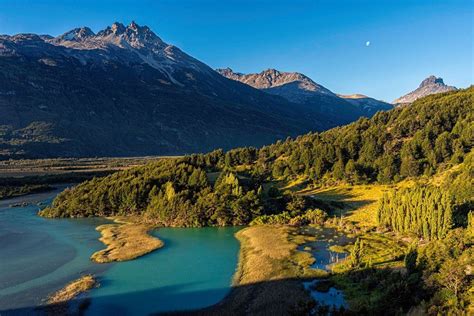 Paisaje costero de la Región de Aysén con caletas de pescadores