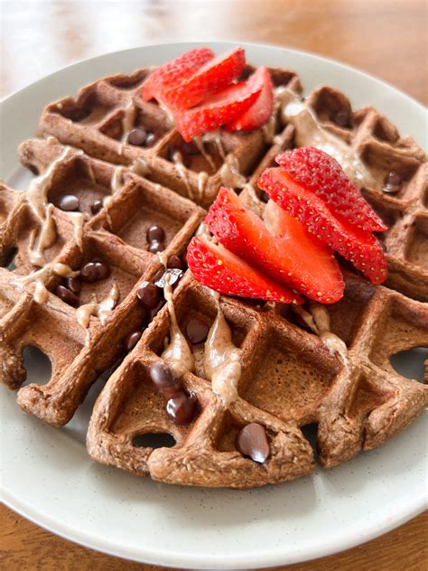 Imagen de un waffle recién hecho con toppings, junto a un cupón digital