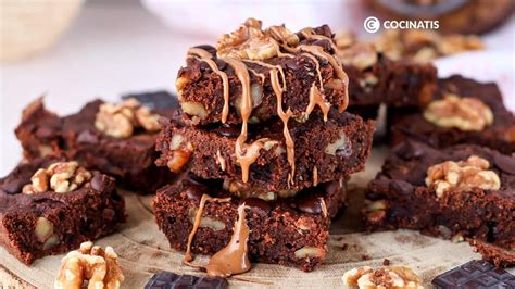Un trozo de brownie vegano con trocitos de chocolate y frutos secos.
