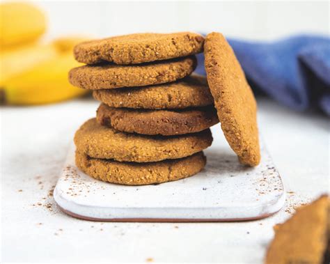 Variedad de galletas veganas, incluyendo cookies de garbanzo y galletas de jengibre.