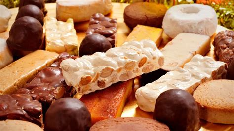 Imagen de varios productos veganos navideños, como turrones, chocolates y cachopos.