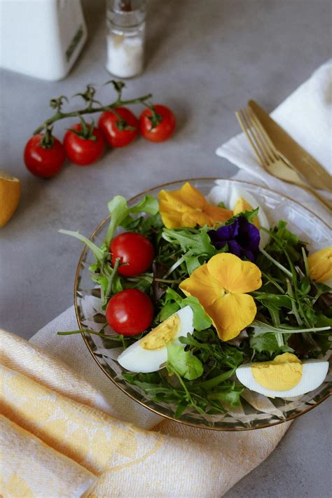 Plato con ensalada fresca y flores de Allium triquetrum como ingrediente culinario