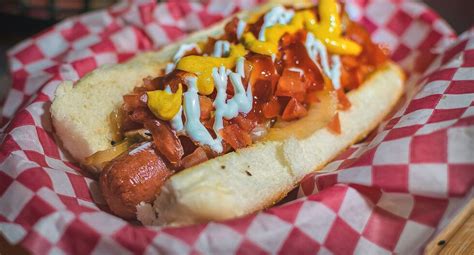 Foto temática de un hot dog callejero mexicano con aderezos