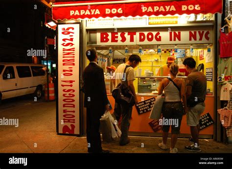 Ilustración histórica de un puesto de hot dogs en Coney Island, Nueva York