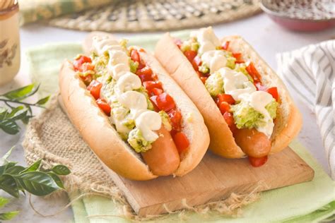Collage de hot dogs de diferentes países (completo chileno, pancho argentino, shuko guatemalteco)
