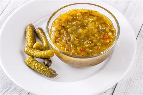 Foto de un frasco de relish de pepino casero