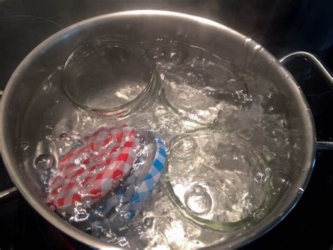 Frascos de vidrio y tapas hirviendo para esterilización