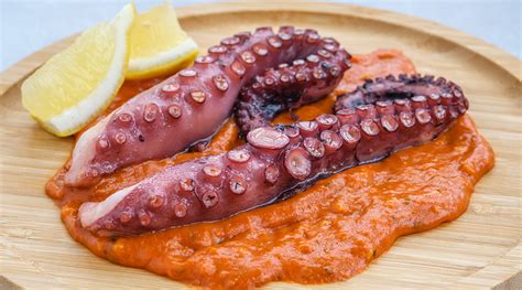 Varias salsas para acompañar pulpo: ajada, alioli.