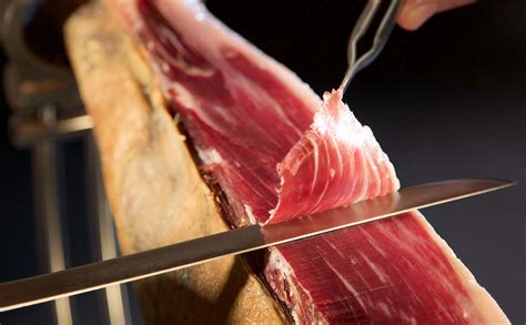 Corte de jamón serrano mostrando su color y textura