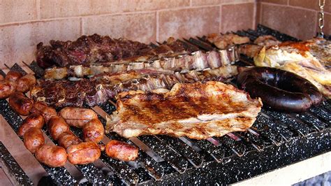 Foto de una parrilla de obra con asado