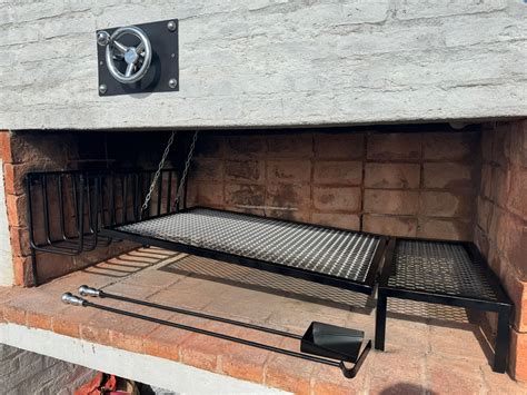 Variedad de emparrillados y accesorios para parrilla