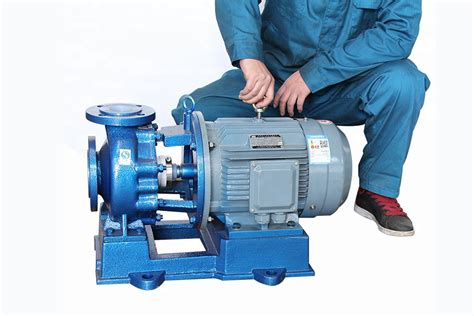 Técnico realizando mantenimiento preventivo en una bomba centrífuga